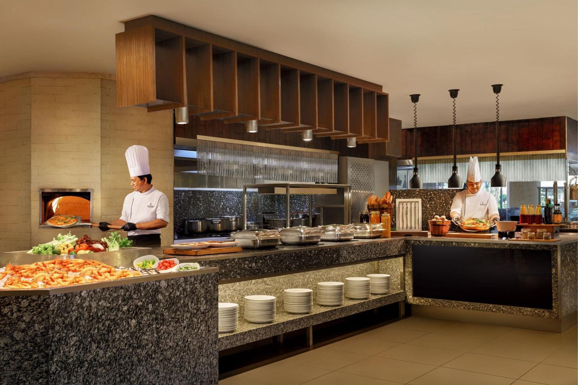 Renaissance Johor Bahru Hotel Eksteriør billede A live kitchen at a hotel