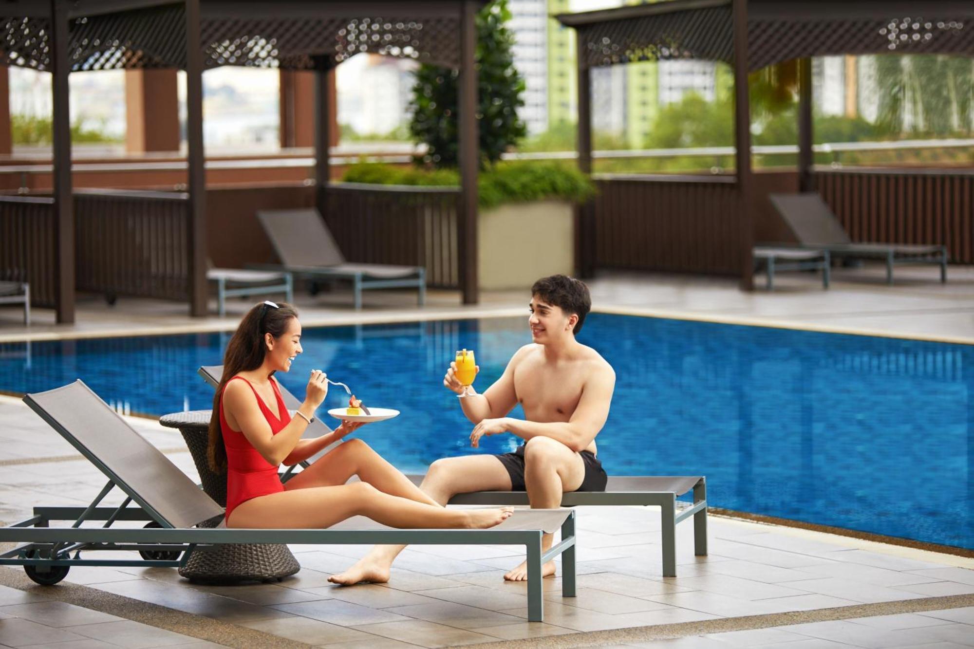 Renaissance Johor Bahru Hotel Eksteriør billede The swimming pool at the hotel
