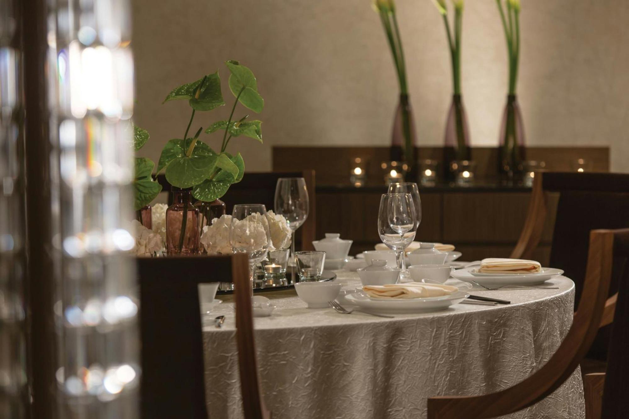 Renaissance Johor Bahru Hotel Eksteriør billede A table set for dinner