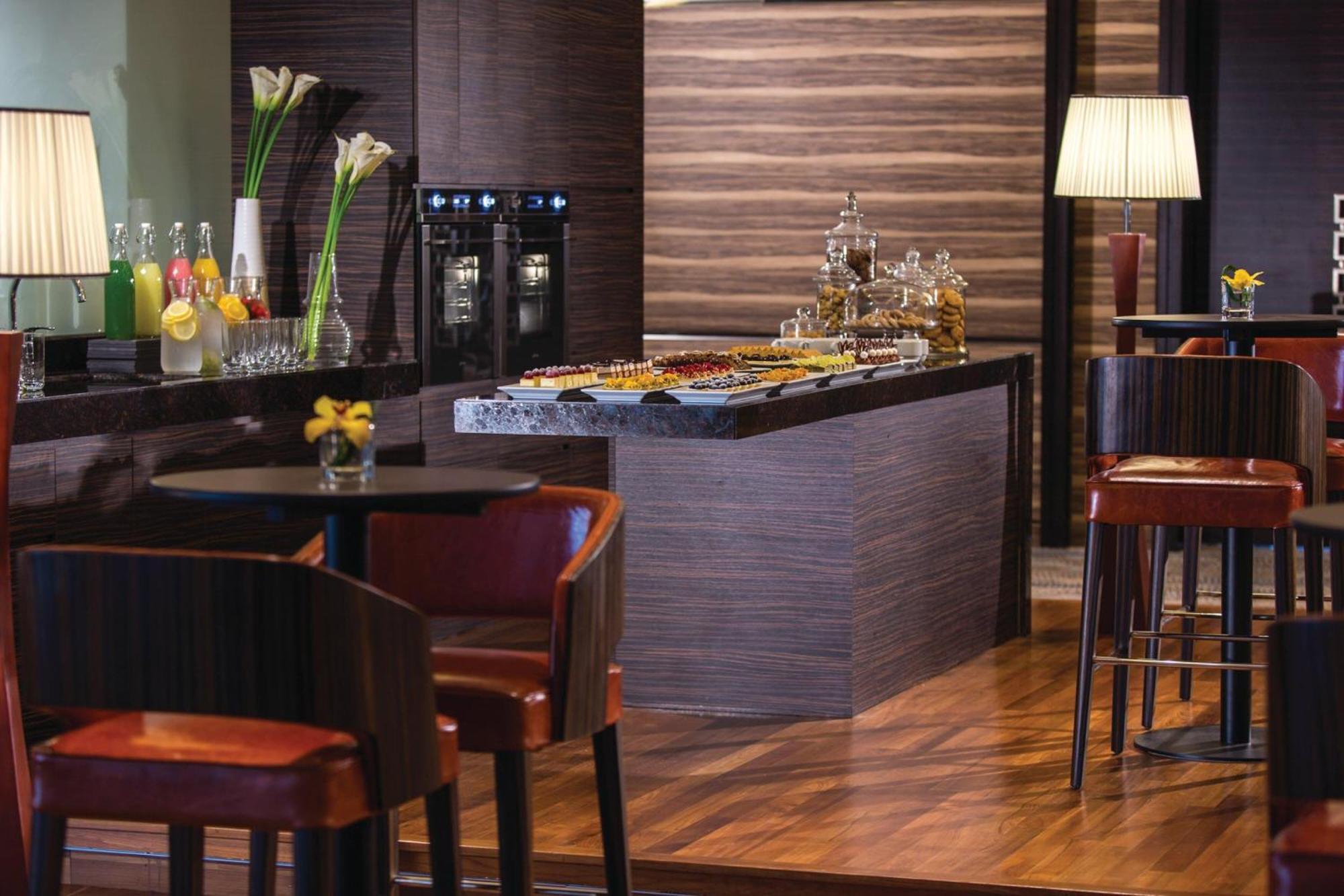 Renaissance Johor Bahru Hotel Eksteriør billede The Club lounge at Hong Kong International Airport