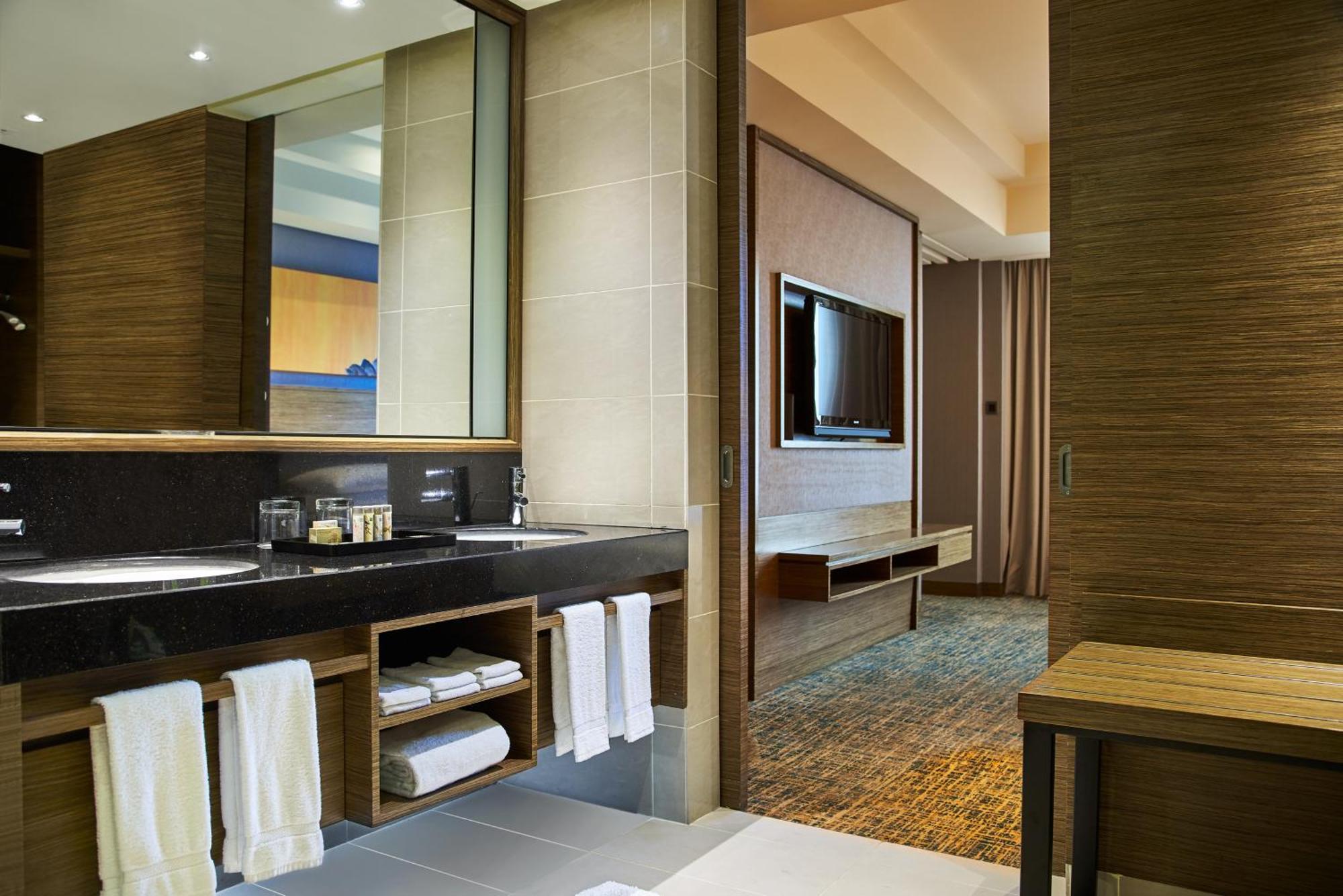 Renaissance Johor Bahru Hotel Eksteriør billede A bathroom at the hotel