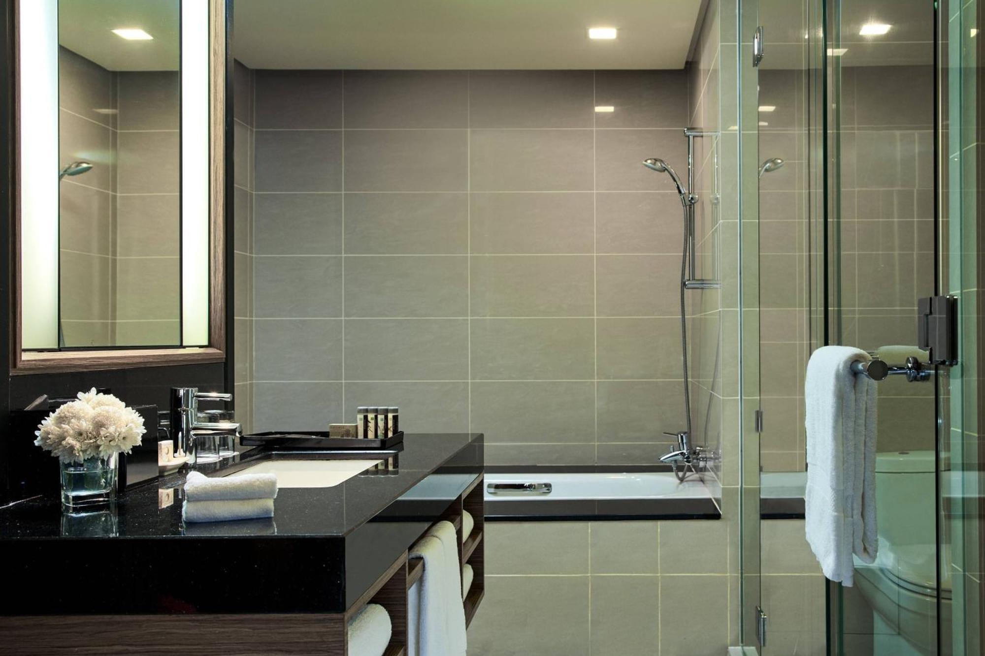 Renaissance Johor Bahru Hotel Eksteriør billede Bathroom